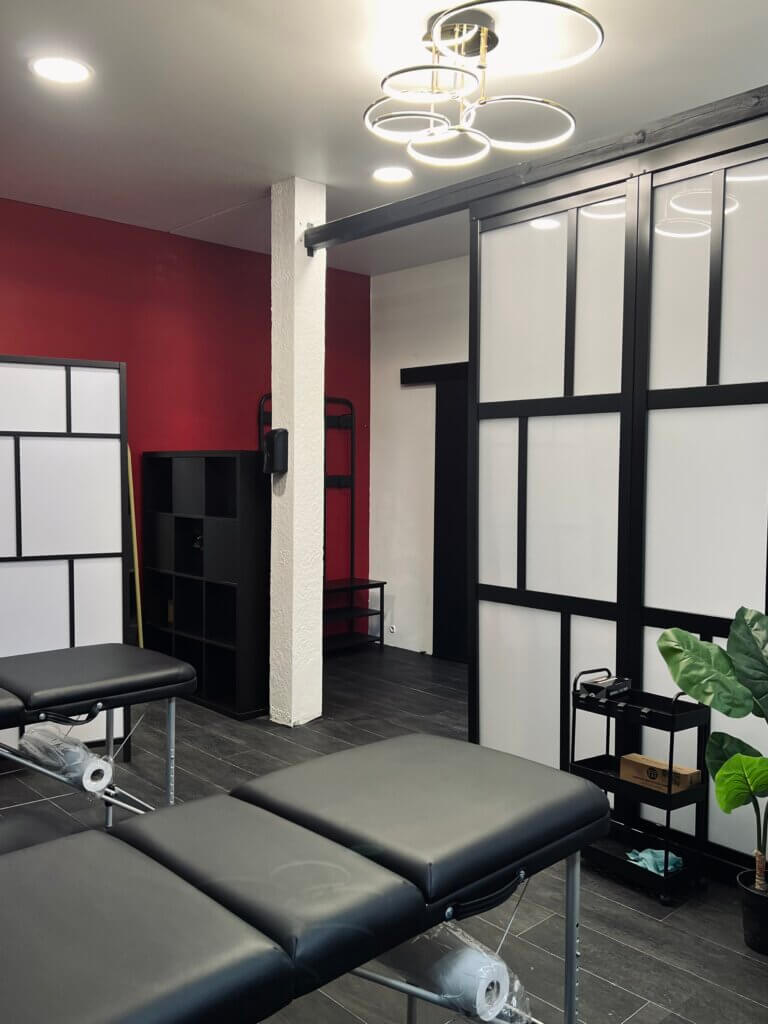 Vue de la salle de tatouage du shop